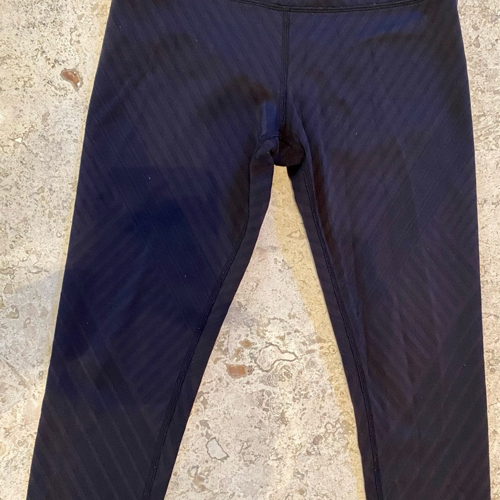 Alo high waist capris.Black on black design pairs with any top. Size S